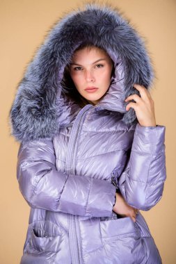 Şuna bir bak. Yastıklı, kalın paltolu kadın. Soğuk algınlığı. Mevsimlik moda. Kabarık ceketli kız. Sahte kürk modası. Mutlu kış tatilleri. Noel zamanı. Kış kıyafetleri içinde güzellik. Soğuk sezon alışverişi