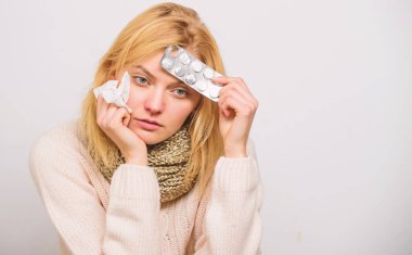 Kız acı baş ağrısı ve almak tıp. Baş ağrısı ve ateş ilaçları. Ateş azaltmak için ilaç alıyor. Kadın tousled saç eşarp tablet blister tutun. Ateş tedavisi için ilgili yönergeler. En iyi ateş düşürücü