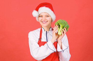Noel menüsü. Noel dinner fikirler. Kadın şef pişirme Noel yemeği santa şapka giymek. Festival menü kavramı. En iyi Noel yemek tarifleri. Kolay fikirler tatil partiler ve tatil yemekleri için zevk