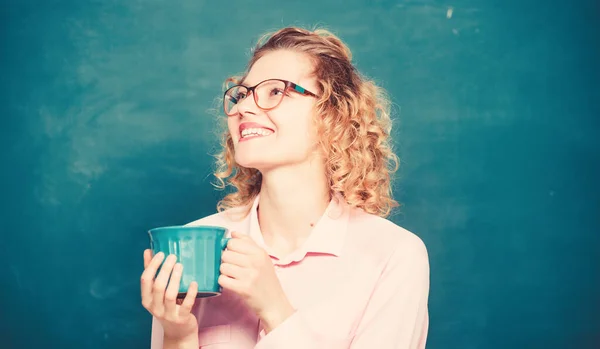 De vuelta a la escuela. Carga de energía para todo el día. Un adicto al café. Sip recarga cuerpo y mente. Dosis de cafeína. Las gafas maestras beben de fondo de pizarra de café. Mujer disfrutar del café antes de clases —  Fotos de Stock