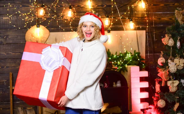 O Natal está a chegar. Feliz Ano Novo. A celebrar o Natal com a família. Feliz Natal. Feliz Natal. mulher alegre compartilhar presente de Natal. Menina em Santa chapéu caixa de presente. férias de inverno e férias. Compras de Natal — Fotografia de Stock