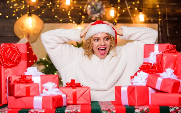 Não posso acreditar nisso. surpresa de férias de inverno. Compras de Ano Novo. Feliz Ano Novo. entrega presente de Natal. menina comprar presentes online. Menina com caixa de presente de xmas. Segunda cibernética. Vendas de Natal. Dia de boxe — Fotografia de Stock