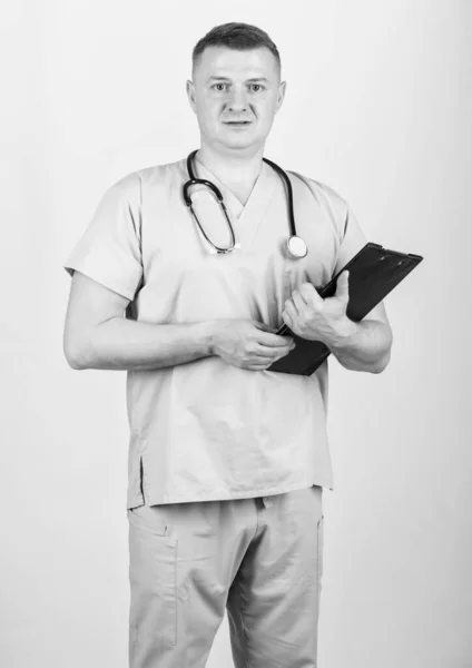 Interno pediatra. Herramienta médica. un hombre con uniforme médico. Receta de tratamiento. doctor seguro con estetoscopio. Asistente de laboratorio de enfermería. médico de familia. medicina y salud. pasante en el trabajo — Foto de Stock