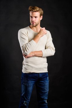 Eskiden mükemmel görünürdü. Erkek modası. Adam modaya uygun görünüyor. Model. Sıradan bir tarz. Erkek cinselliği. Erkek bakımı. Tıraşsız adam. Kot elbiseli adam. Yakışıklı adam. Güven ve karizma