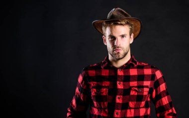 Kovboy terziliği. Klasik tarz adam. Vahşi Batı eski kovboy. Vahşi batı rodeosu. Şapkalı yakışıklı adam. Çiftlikte kareli gömlek. Kırsal kesimdeki kovboy. Batı. Batı kovboy portresi
