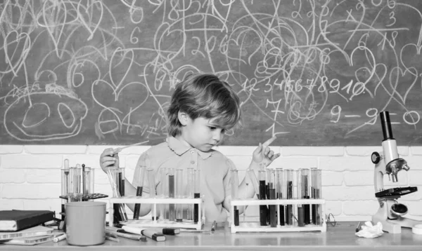 Pequeno aluno aprendendo química na escola. Laboratório de química. Conceito de conhecimento prático. Bolsas de estudo e bolsas de estudo. Wunderkind e desenvolvimento inicial. Crianças inteligentes realizando teste de química — Fotografia de Stock