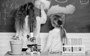 Bilim önemlidir. Laboratuvar okulu sınıfı. Fen sınıfındaki okul çocukları. Mikroskop ve laboratuvar ekipmanları. İlkokulda laboratuvar. Okul ve eğitim için fen laboratuvarı