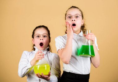 Bilgi toplama günü. Liseli kızlar kimyasal sıvılarla arkadaş olurlar. Çocukluk ve yetiştirilme. Bilgi ve bilgi. Birlikte deneyler yapıyoruz. Eğitim konsepti. Temel bilgiler. Büyüleyici bir deney.