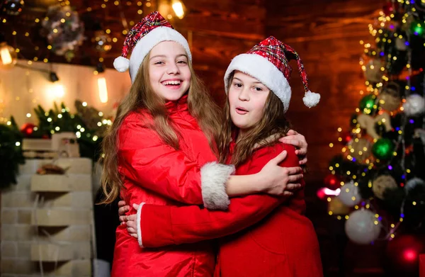 Çocuklar güzel arkadaşlar Noel tatiliyle tanışır. Joy ve Noel. Aile Noel 'i kutlar. Birliktelik konsepti. Şenlikli atmosfer noel günü. Noel neredeyse geldi. Kız kardeşler Noel Baba kostümleri. — Stok fotoğraf