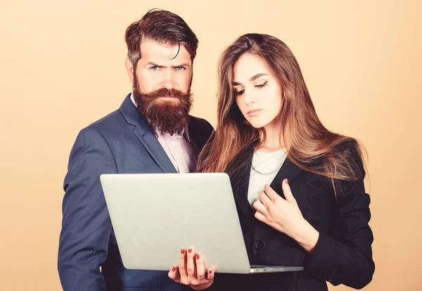 Inspirado para trabajar duro. Secretaria sexy buscando en la computadora. hombre de negocios con compañero. comunicación y reunión. tecnología moderna. pareja de negocios. hombre maduro con confianza portátil — Foto de Stock