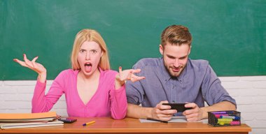 Şaşırtıcı bir cevap. Çok çalışıyorum. Bu nasıl mümkün olabilir? Erkek ve kız sınıftaki masada oturuyorlar. Sonuçları merak ediyorum. Üniversitede ya da üniversitede okumak. Üniversite okuyan birkaç arkadaş.