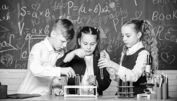 Τα μικρά παιδιά μαθαίνουν χημεία στο σχολικό εργαστήριο. φοιτητές κάνουν πειράματα βιολογίας με μικροσκόπιο. Εργαστήριο μικροσκόπιο. Παιδική μέρα. Μικροσκόπιο χημείας. Μικρά παιδιά στο εργαστήριο. Εμπνεύστηκα να εργαστώ σκληρά — Φωτογραφία Αρχείου