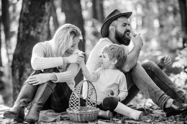 Guter Tag für ein Frühlingspicknick in der Natur. Familientag-Konzept. glückliche Familie mit Kind Junge beim Wandern im Wald entspannen. Familienwochenende. Mutter, Vater und kleiner Sohn sitzen beim Waldpicknick. mit der Natur vereint — Stockfoto