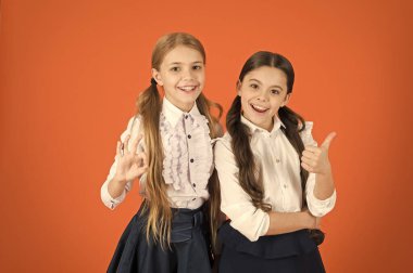 Okul dostluk kavramı. Neşeli çocuklar. En iyi arkadaşıyla ders motivasyon. Kızlar en iyi arkadaşlar okul üniforması sınıf arkadaşları. Okulda dostane ilişkiler. Okul eğitimine devam ederken arkadaşlık