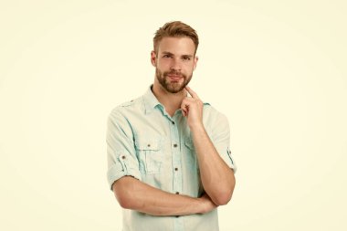 Çözmeyi düşün. Düşünceli adam çenesine dokunuyor. Düşünceli ruh hali konsepti. Çözümü düşün. Çözüme yakın. Tüylü, gülümseyen, beyaz arka plan düşünen bir adam. Sakallı adam düşünüyor