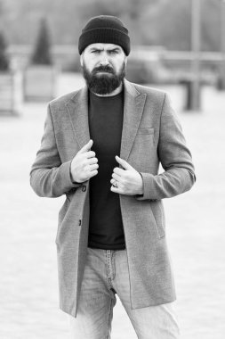 İstenilen forma gir. Hippi kıyafeti ve şapka aksesuarı. Havalı günlük kıyafet bahar sezonu. Erkek giyim ve erkek moda konsepti. Sakallı hippi adam şık bir ceket ve şapka. Rahat kıyafet.