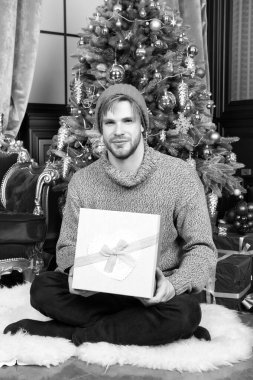 Maço gülümseme şapkalı, kazak ile mevcut sarılmış