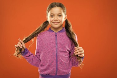 Split tedavi sona erer. Nasıl Split biter önlemek için. Tedavi saç kırılması. Güzellik Telafiler için şaşırtıcı saç bölün. Split uçları kurtul. Uzun saç Çift Kişilik ponytails saç modeli ile kız şirin çocuk