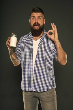 vitaminler hipster adam. Tamam. sağlıklı saçlar. Erkek kuaför bakım. Acımasız adam kendinden emin ve yakışıklı. Sakallı adam. Olgun hippi sakallı. Saç ve sakal bakım. Onun seçiminde kendinden emin. sürpriz.