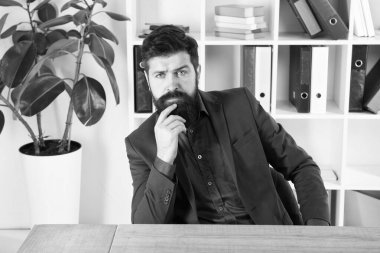 Ortak röportaj soruları yanıtlayın. Sakallı İK Yöneticisi sit Office sorman yeterli röportaj. İş görüşme kavramı. Bana kendinden bahset. Kalıcı izlenim bırakmak ve diğer adaylar daha iyi performans