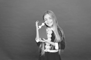 Onu mutlu etmek. Doğum günü kızı. Kız mevcut kutusu tutun. Alt şerit yay ile sarılmış hediye taşırlar. İyi ki doğdun kavramı. Hediye almak. Alışveriş kavramı. Küçük kız için doğum günü hediyesi. Tatil kutlamak