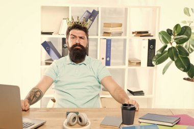 Ofis benim krallığım. Ofisin kralı. Adam sakallı işadamı altın taç giyer. Üst düzey yönetici merkez ofisi. Patron zaferin tadını çıkarıyor. Merkez ofis ve ceo konsepti. İcra Kurulu Başkanı. Ayın İşçisi