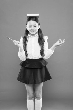 İyi titreşimler. Kız çocuk tutma defteri. Ders kitabı okuyan bir kız. Çocuk okul üniforması tutma defteri. Bilgi konusunda heyecanlı. Yaşam dengesi ve pozitiflik. Okul stresiyle başa çıkmak. Mükemmel ilk eski