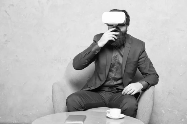 Geschäftsmann sitzen Stuhl tragen hmd erforschen virtuelle Realität oder ar. Geschäftspartner interagieren in virtueller Realität. Neue Chancen. Moderne Software für Unternehmen. Unternehmen setzen moderne Technologie ein — Stockfoto