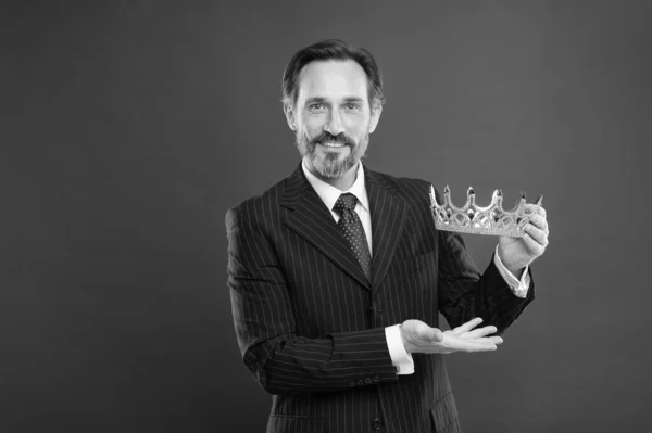 Conviértete en rey. Premio y logro. Sentir superioridad. Ser humano superior. Atributo de la monarquía. Monarquía tradiciones familiares. Hombre barbudo tipo de traje de celebrar corona de oro símbolo de la monarquía — Foto de Stock