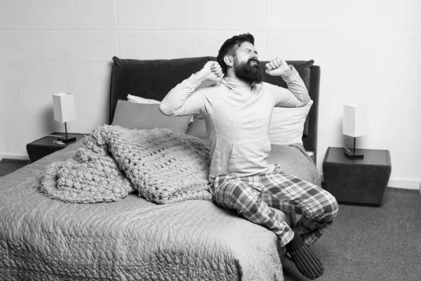 Problema com o despertar matinal. Levanta-te cedo. Dicas para acordar cedo. Homem barbudo hipster pijama rosto sonolento acordar interior do quarto. Horário diário para um estilo de vida saudável. Descanse e relaxe — Fotografia de Stock