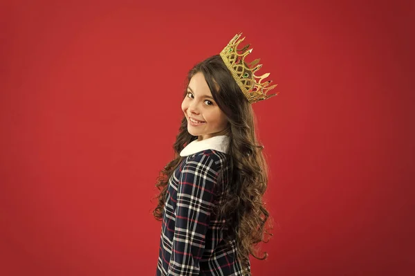 Chica llevar corona fondo rojo. Concepto de niño mimado. Princesa egocéntrica. El mundo girando a mi alrededor. Los niños usan la princesa símbolo de la corona de oro. Todas las chicas soñando se convierten en princesas. Señorita princesita — Foto de Stock