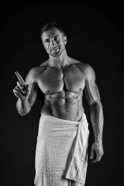 Il bagno e 'il mio lusso. Uomo sexy con busto atletico che indossa un asciugamano. Sportivo muscolare che mostra sei pack abs dopo il bagno. Piacevole bagno relax e benessere, filtro vintage — Foto Stock