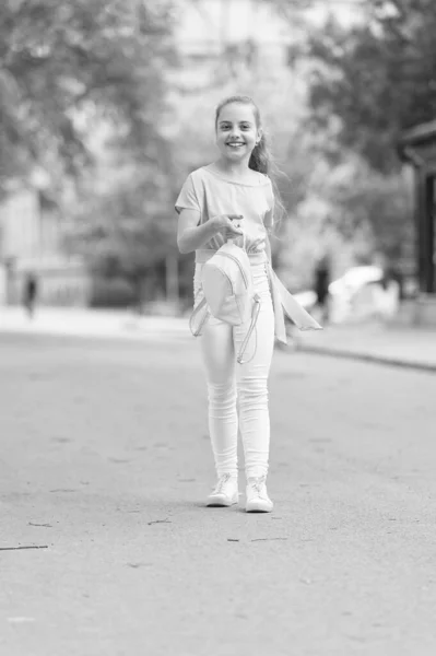 패션은 그녀의 삶입니다. 도시 거리에 캐주얼 패션유행 어린 아이. 작은 유행 모델의 패션 모습입니다. 여름 날에 패션의 사랑스러운 소녀 — 스톡 사진