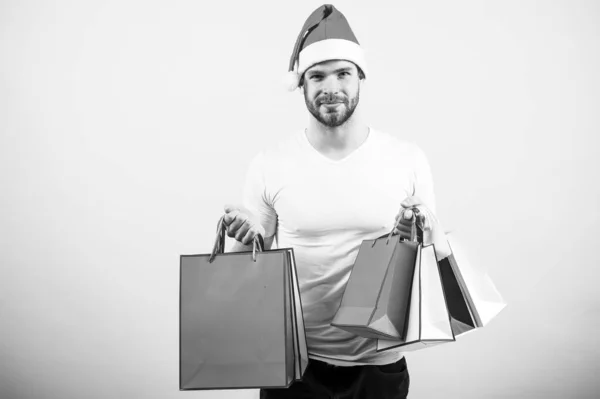 Man in santa hat hold christmas present. online christmas shopping. Happy new year. delivery christmas gifts. happy santa man on yellow background. The morning before Xmas. Merry Christmas — Stock Photo, Image