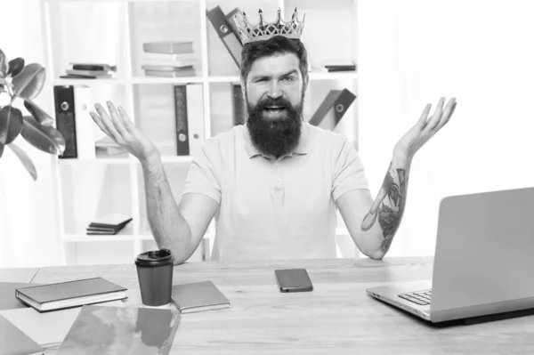 Símbolo de Narcisista. hombre egoísta y narcisista en corona. Concepto de narcisismo y egoísmo. hombre feliz barbudo reconciliándose con la corona. Yo mismo y yo. Egoísta auto-independiente — Foto de Stock