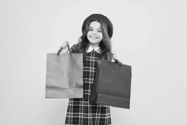 Ahol a divat életre kel. Bevásárlás. Boldog gyermek csomagok. Bevásárlótáskás lány. Spórolj! Fedezze fel újra a nagy vásárlási hagyományt. Vásárlás és vásárlás. Fekete Péntek. Értékesítési kedvezmény — Stock Fotó