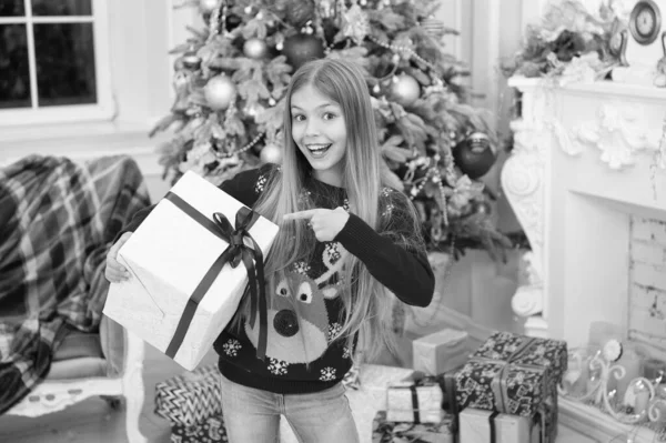 Basta con mirar eso. La mañana antes de Navidad. Niña. Feliz año nuevo. El invierno. compras en línea de Navidad. Vacaciones familiares. Árbol de Navidad y regalos. Niño disfrutar de las vacaciones — Foto de Stock