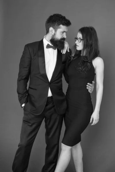 Hermosa pareja enamorada. Concepto de ceremonia de premios. Caballero barbudo llevar esmoquin chica vestido elegante. Código de vestimenta formal. Evento o ceremonia de visita. Pareja lista para la ceremonia de premiación. Partido corporativo —  Fotos de Stock