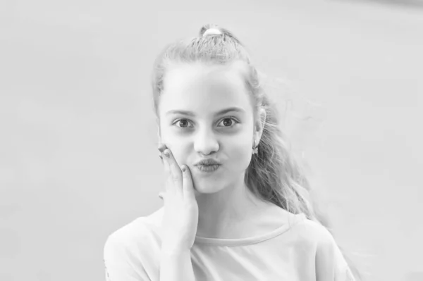 Cara de bebé. Adorable mirada de cara de bebé. Niña con cara bonita. Niña pequeña con la piel sana de la cara joven y pelo largo y rubio — Foto de Stock