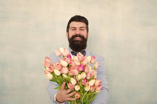 Cita de amor con flores. Feliz Cumpleaños. novio de novia en la fiesta de bodas. pajarita barbuda con flores de tulipán. Ramo de primavera. 8 de marzo. Día de las mujeres. Hombre de negocios maduro formal. Disfrutando del día de primavera — Foto de Stock