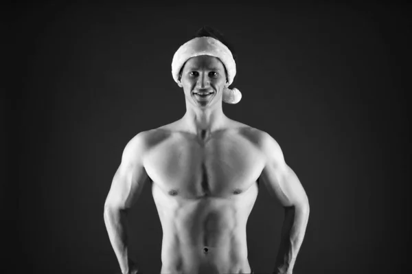 Macho sexy torse musculaire posant en toute confiance. Le Père Noël vient te voir. L'athlète ne porte que le chapeau du Père Noël. macho athlétique sexy en chapeau de Père Noël. Nouvel an fête érotique spectacle. Bodybuilder Père Noël claus — Photo