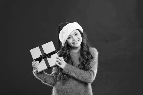 クリスマスのプレゼント。子供の頃。幸せな冬の休日。小さな女の子。新年会。準備はいいですか。サンタ クロース子供。クリスマスの買い物。赤いサンタの帽子で、幼い女の子子供。新しい年の新しい目標 — ストック写真