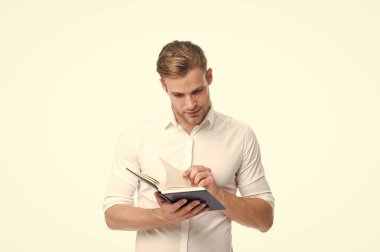İşadamı kendini geliştirme için kitap okuyun. İlginç bir fikir arıyor. Edebiyat yetişkin okuma. İş Projesi bilgilerini arama adam. Hobi olarak okuma. Yakışıklı işadamı okuma kitabı