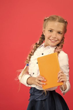 İhtiyacın olan bilgiye ihtiyacın varsa, okumalısın. Sevimli küçük çocuk kırmızı arka plan üzerinde kitap tutan, elinde kitap bilgisi ile küçük kız. Bilgi günü veya 1 Eylül. Bilgi birikimi, kopyalama alanı