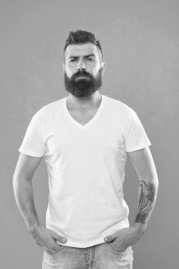 Adam hipster şık sakal turkuaz arka plan sakallı. Kuaför ipuçları sakal korumak. Şık sakal ve bıyık bakım. Hippi görünümü. Sakal şekillendirme sağlar. Sakal moda ve Kuaför kavramı