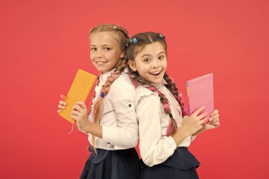 Bu kitaplar kesinlikle dahice. Dahi küçük çocuklar kırmızı arka planda gülümsüyor. Mutlu dahi kızlar ya da kitaplı harika çocuklar. Dahice fikirlerle kitap tutan küçük kız öğrenciler