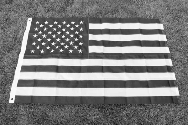 Ať je Amerika skvělá. Americká vlajka zelená travní pozadí. Národní symbol. Americké občanství a vlastenectví. Americká jednota. 4. července. Den nezávislosti. Americký symbol. Pruhy a hvězdy — Stock fotografie