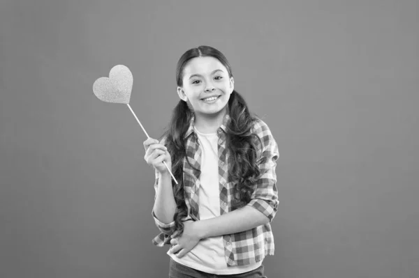 Persoonlijke attitude. Ik vind dit zeker leuk. Stem voorliefde. Meisje kleine kind houden hart symbool op stok. Like en support. Valentines Day. Verliefd worden. Liefde zal de wereld redden. Kid bevordering van liefde — Stockfoto