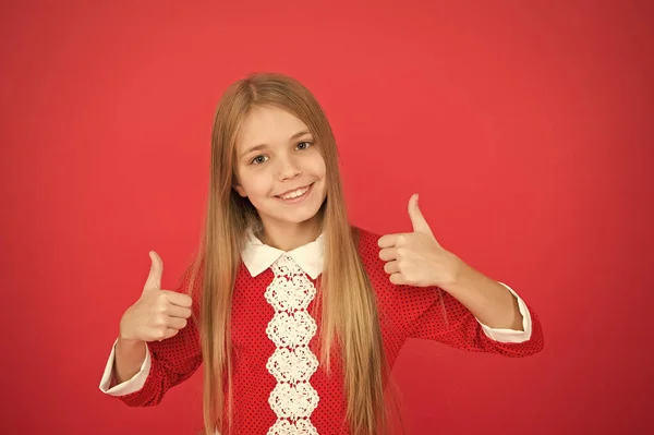 Boa paternidade. Cuidados infantis. criança menina pequena. Educação escolar. família e amor. Dia das crianças. menina feliz no fundo vermelho. Felicidade infantil. Bom dia com a família — Fotografia de Stock