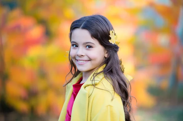 Profiter de chaque saison. Unis à la nature. Petit enfant marche dans le parc d'automne. Loisirs d'automne. Atmosphère d'automne. Adorable écolière souriante fond de feuillage d'automne. Bonne humeur. Joyeux enfant — Photo